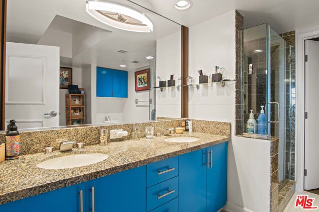 13700 Marina Pointe Drive, Marina del Rey CA: https://media.crmls.org/mediaz/34b6a20b-6662-4b54-9ac0-245e0fb43912.jpg
