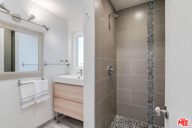 5343 TENDILLA Avenue, Woodland Hills CA: https://media.crmls.org/mediaz/34b70d3b-90d0-4707-b6bc-b37aced00fef.jpg