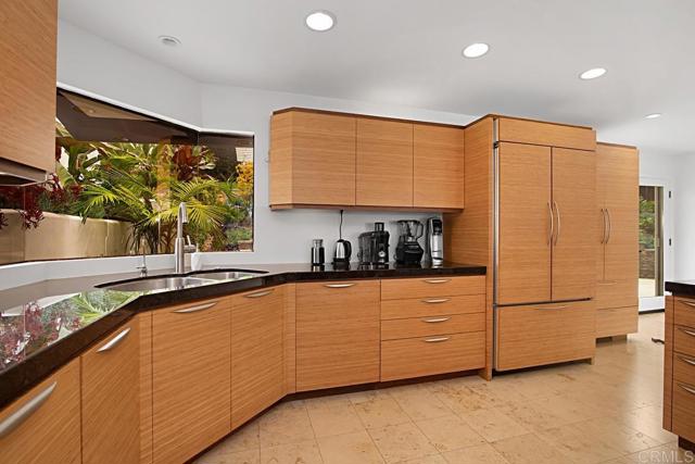 2127 Heather Ln, Del Mar CA: https://media.crmls.org/mediaz/34b75cec-bc76-4a4b-8ecc-fe8a7333fc9a.jpg