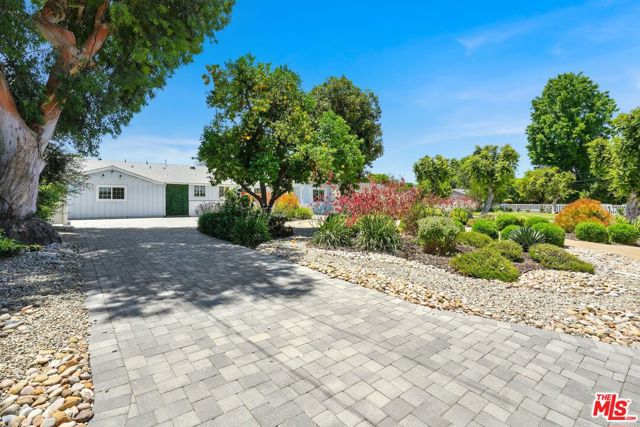 20616 Quedo Drive, Woodland Hills CA: https://media.crmls.org/mediaz/34b7aa1a-b896-43e0-a990-6f4cf48a6673.jpg