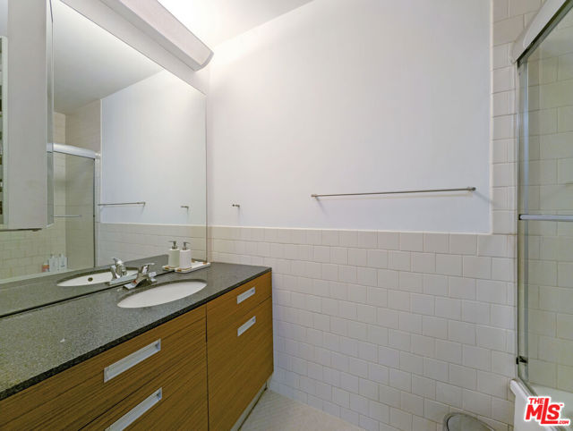738 S Los Angeles Street, Los Angeles CA: https://media.crmls.org/mediaz/34b8b2ac-291d-4377-afae-2ec9b215cbd6.jpg