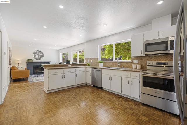 160 Manzanita Pl, Hercules CA: https://media.crmls.org/mediaz/34b8c9fe-38c2-4d7d-a7ca-08b9d525ad3c.jpg