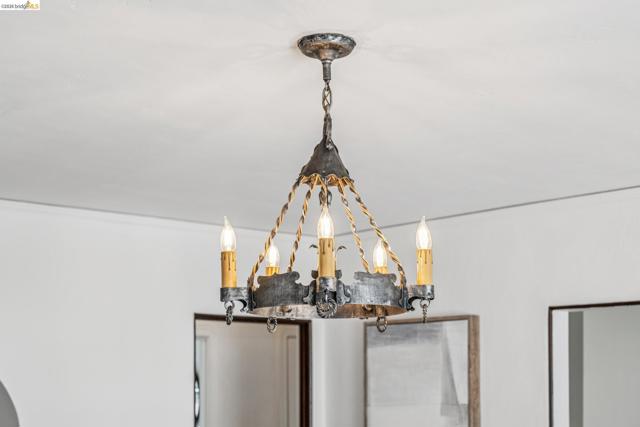 21 Portsmouth Road, Piedmont CA: https://media.crmls.org/mediaz/34b915b7-ddea-470c-9331-fd0c483bea24.jpg