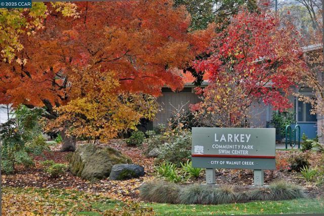 2460 Sky Rd, Walnut Creek CA: https://media.crmls.org/mediaz/34b98b40-a2cc-4e56-bfd0-68065dde24de.jpg