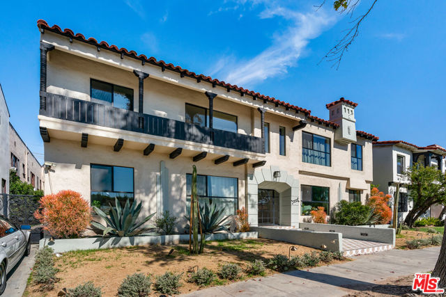 7229 Willoughby Avenue, Los Angeles CA: https://media.crmls.org/mediaz/34b9c6ec-567d-48a0-8ea9-7c3738d950d6.jpg