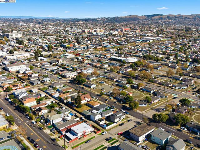 261 S 13th St, Richmond CA: https://media.crmls.org/mediaz/34bb7c01-c8d1-47ab-aa41-d50faa9f34c6.jpg