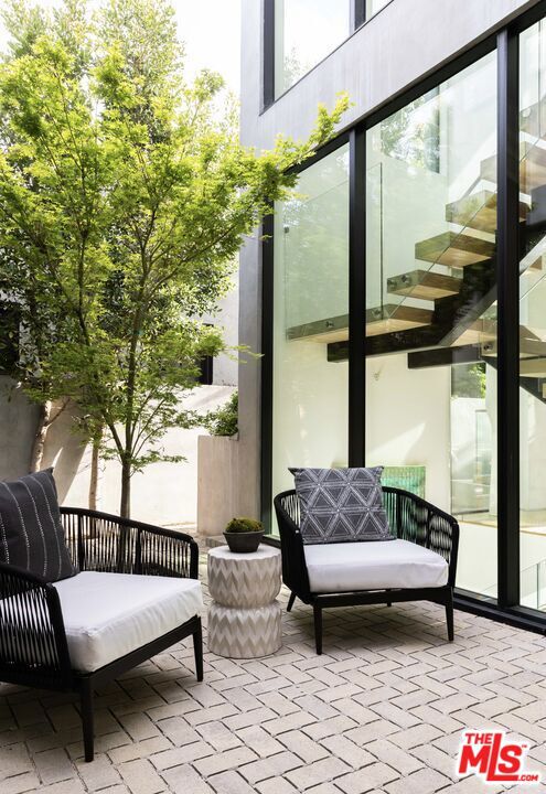 633 N Crescent Heights Boulevard, Los Angeles CA: https://media.crmls.org/mediaz/34bbfd0b-fb0e-42ed-a3da-17e61dc068c2.jpg