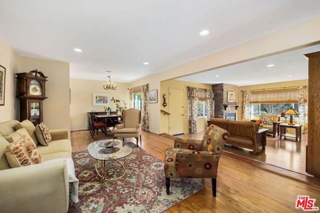 16620 Hamlin Street photo 2