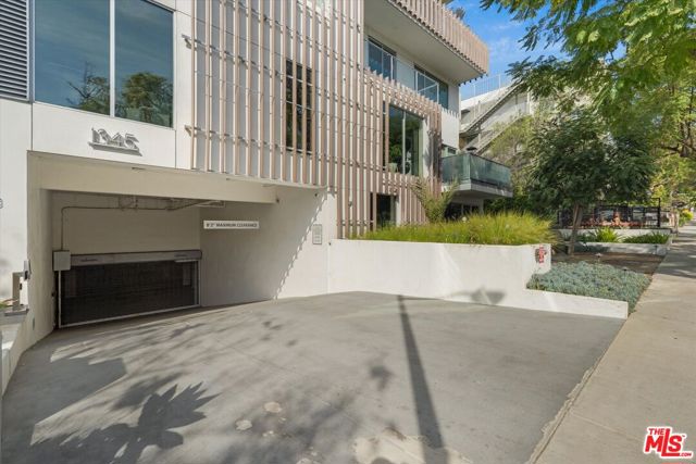 1345 Havenhurst Drive, West Hollywood CA: https://media.crmls.org/mediaz/34be4f42-6d6a-4323-a288-177d5d263c51.jpg