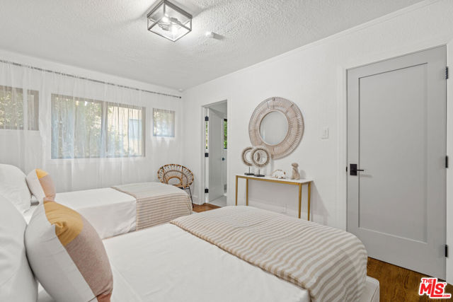 722 N La Jolla Avenue, Los Angeles CA: https://media.crmls.org/mediaz/34be6bf7-39ff-40c5-a7dd-b79e64120a56.jpg