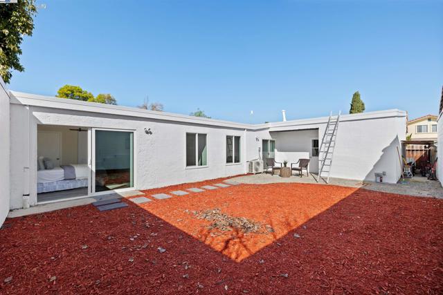 33143 Lake Garrison, Fremont CA: https://media.crmls.org/mediaz/34c047c2-fd9d-4b8b-baac-3581f8d0bdd2.jpg