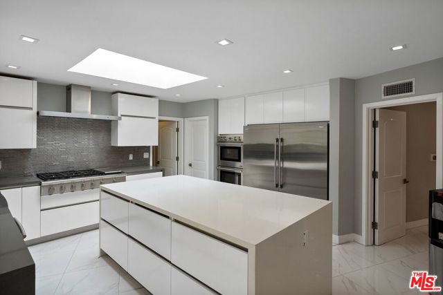 405 Evelyn Place, Beverly Hills CA: https://media.crmls.org/mediaz/34c16be7-61ee-424d-9916-cd46d44fa8ec.jpg