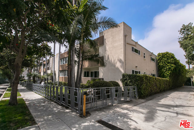 1233 N Laurel Avenue, West Hollywood CA: https://media.crmls.org/mediaz/34c21bd3-9e92-42c1-9e95-dee6feb45fb9.jpg