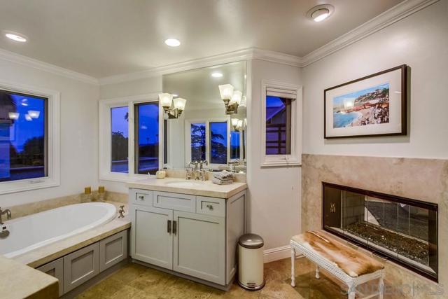 7651 Country Club Drive, La Jolla CA: https://media.crmls.org/mediaz/34c33917-3ed1-4eef-891b-f1df6c7c6885.jpg