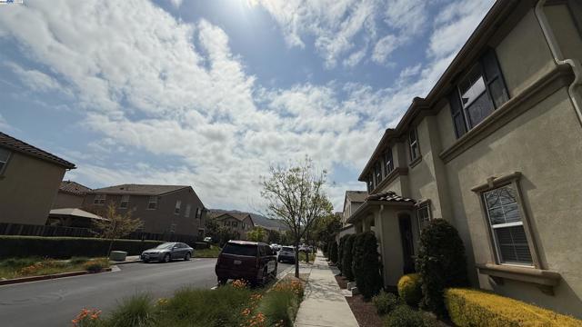 131 Lusitano Way, Gilroy CA: https://media.crmls.org/mediaz/34c3b7d9-cecb-4a7e-91ef-06fda9c7fb7c.jpg