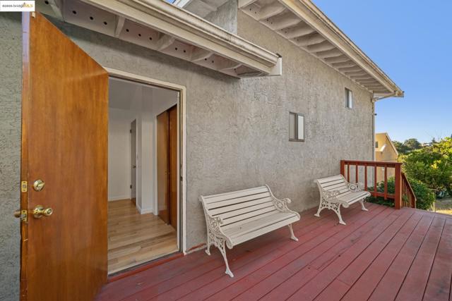 9090 Castlewood St, Oakland CA: https://media.crmls.org/mediaz/34c4dc23-b266-4408-9a08-597a1d1e9786.jpg