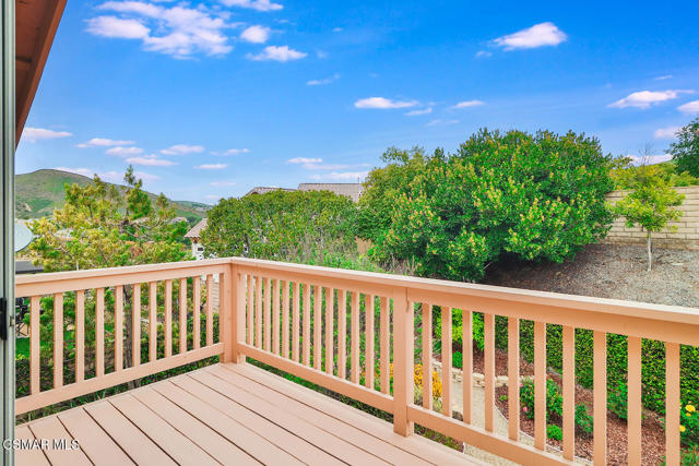 2746 Autumn Ridge Drive, Thousand Oaks CA: https://media.crmls.org/mediaz/34c50998-fb8e-43e4-add2-c99891d91902.jpg