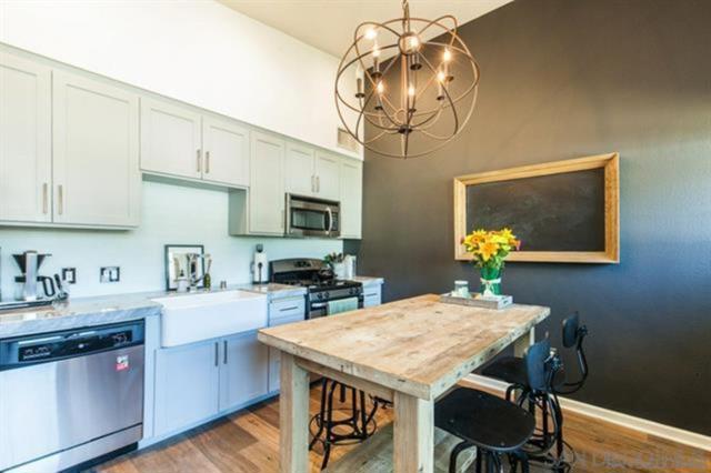 687 S Coast Highway, Encinitas CA: https://media.crmls.org/mediaz/34c52acc-9880-4d5d-8231-03a17a76b38a.jpg