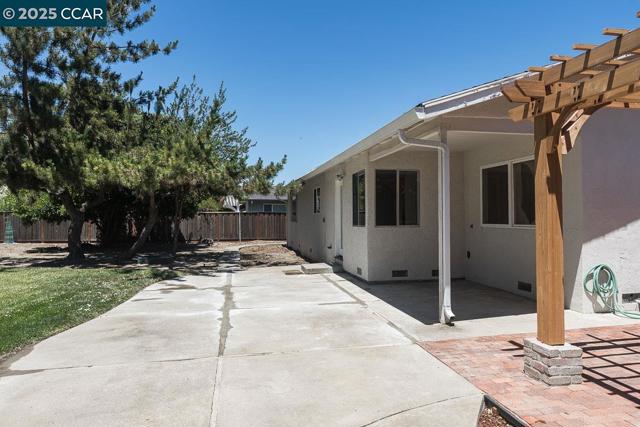 881 Autumn Dr, Walnut Creek CA: https://media.crmls.org/mediaz/34c554f2-6beb-4ba8-be2c-77ff361689d5.jpg