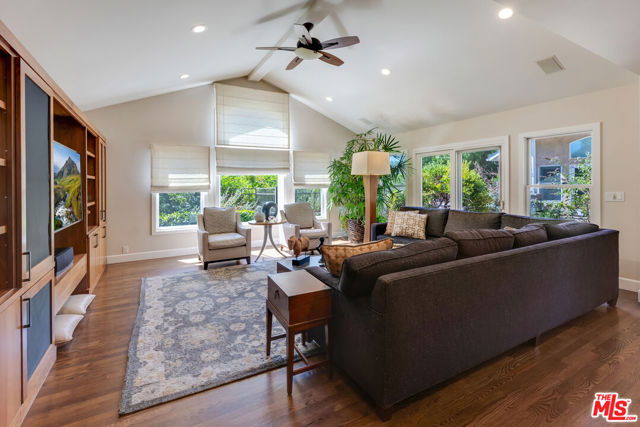1009 Jeannette Avenue, Thousand Oaks CA: https://media.crmls.org/mediaz/34c69709-547e-4de6-9eb0-ee91770bff94.jpg