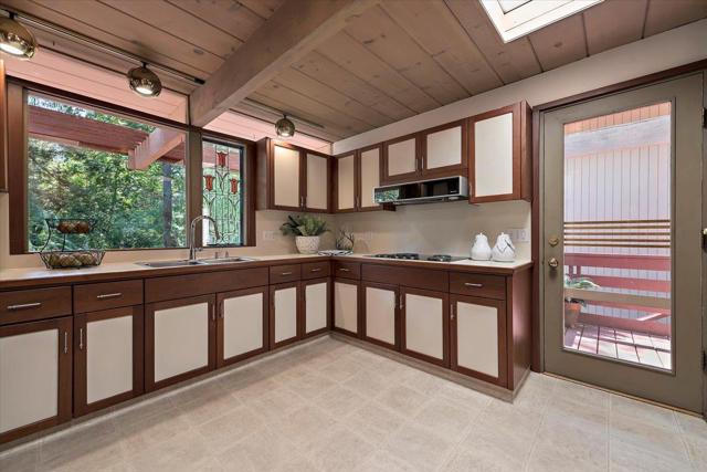 16310 Oakhurst Drive, Monte Sereno CA: https://media.crmls.org/mediaz/34c6a99e-bb84-4186-8a9c-e1138d4ef4e9.jpg