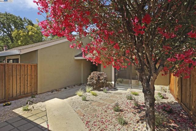 7650 Arbor Creek Cir, Dublin CA: https://media.crmls.org/mediaz/34c6c79e-ceef-4855-b742-99af0127d7b8.jpg