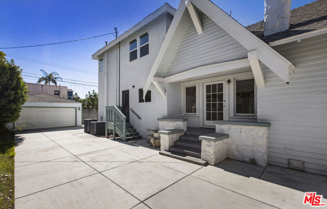 2074 W 29th Street, Los Angeles CA: https://media.crmls.org/mediaz/34c72765-7c1e-4504-8f33-a402ed773a83.jpg