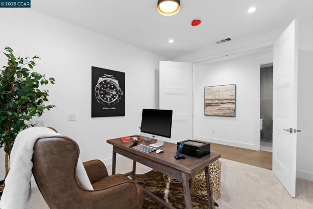 9 Turner Ct, Oakland CA: https://media.crmls.org/mediaz/34c7d8c9-ebbc-444f-b071-7b37f8507520.jpg