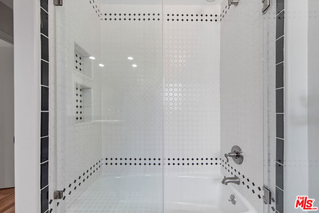 https://media.crmls.org/mediaz/34c83d77-ac53-459a-97c8-5c27f0cc48a8.jpg?preset=X-Large
