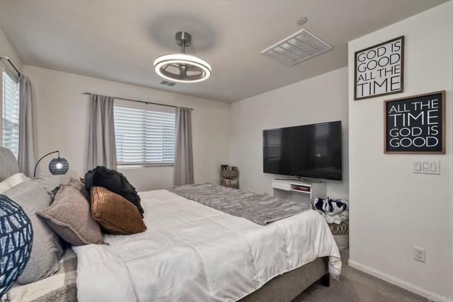 2211 Solara Lane, Vista CA: https://media.crmls.org/mediaz/34cac5b9-5783-4a60-b93e-1ea569a10b10.jpg