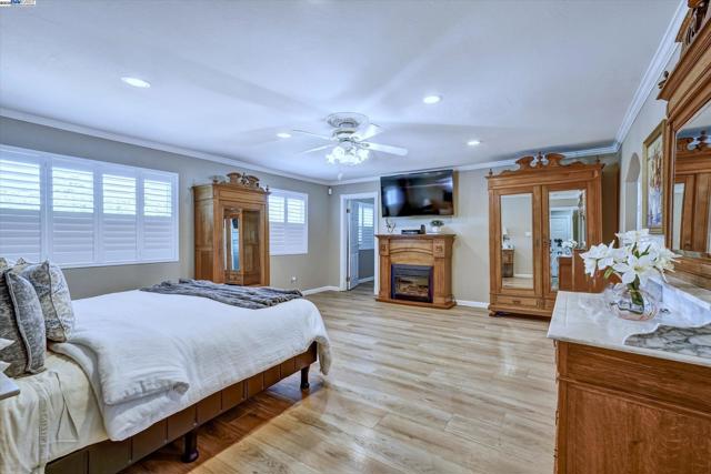 2369 Woodthrush Way, Pleasanton CA: https://media.crmls.org/mediaz/34cb183c-3adc-4d76-927c-d5b20bb30e36.jpg