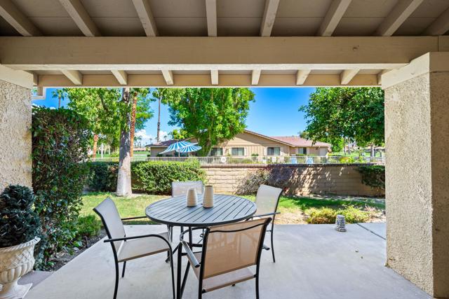 4 Maximo Way, Palm Desert CA: https://media.crmls.org/mediaz/34cc5878-d422-4341-97e7-1d70b3eac759.jpg