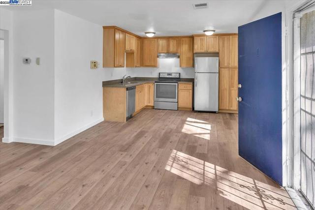 2200 Lemontree Way, Antioch CA: https://media.crmls.org/mediaz/34cd01bc-373d-4e7a-a8d2-d29255cb1a9e.jpg