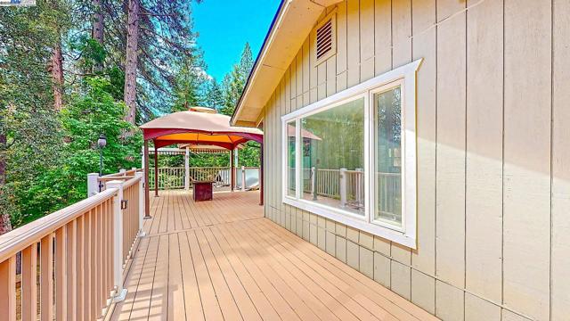23357 Middle Camp Rd, Twain Harte CA: https://media.crmls.org/mediaz/34cd7973-02ae-4848-83a6-86ba5b3e3e17.jpg