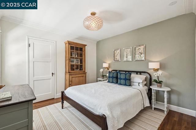 72 Davis Rd, Orinda CA: https://media.crmls.org/mediaz/34cf5173-931c-4e1f-bd53-d4df2406b7d7.jpg