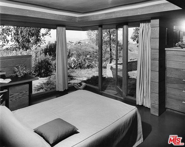 4260 Sea View Lane, Los Angeles CA: https://media.crmls.org/mediaz/34cfc0fe-4c80-4049-aeef-3f1ba79cc6ae.jpg
