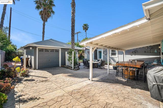 210 Delta Ave, Brentwood CA: https://media.crmls.org/mediaz/34cfd729-d09f-4258-b6ae-a4d515abd8bd.jpg