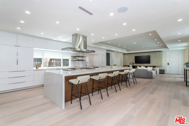 107 N Doheny Drive, Beverly Hills CA: https://media.crmls.org/mediaz/34cfdbad-2fef-4d99-8cfc-e6df35d442d7.jpg