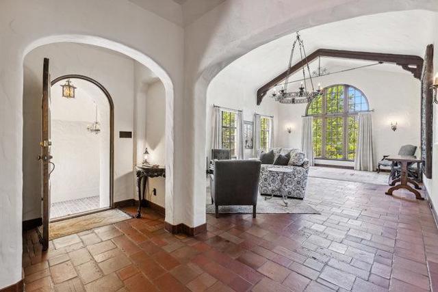 2307 Easton Drive, Burlingame CA: https://media.crmls.org/mediaz/34cfed63-b351-4243-8e04-b545c75fd565.jpg