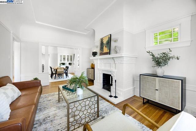 300 Somerset St, San Francisco CA: https://media.crmls.org/mediaz/34d195b3-e459-4c3c-91e3-3d96f27bf1cd.jpg