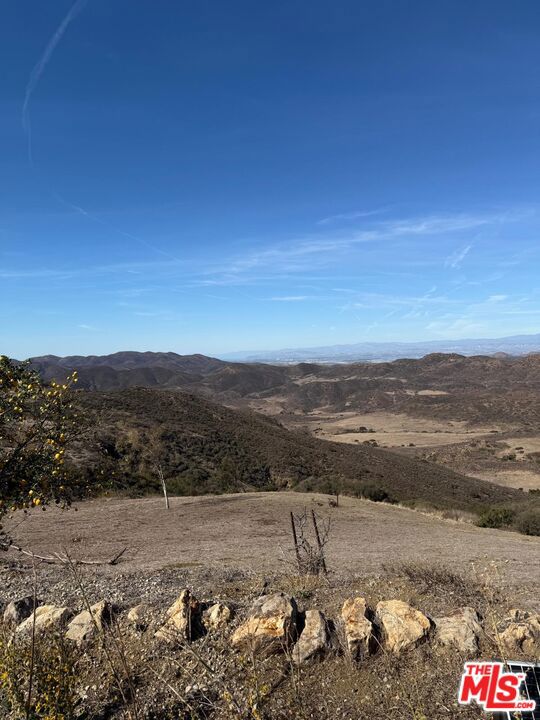 11077 Pacific View Drive, Malibu CA: https://media.crmls.org/mediaz/34d22109-e833-41dc-a00e-7737df1401ed.jpg