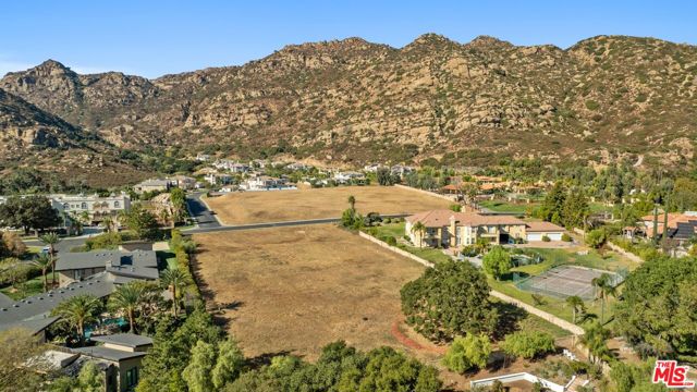 22682 La Quilla Drive, Chatsworth CA: https://media.crmls.org/mediaz/34d262a0-283b-4dcc-b150-0be8419550c2.jpg