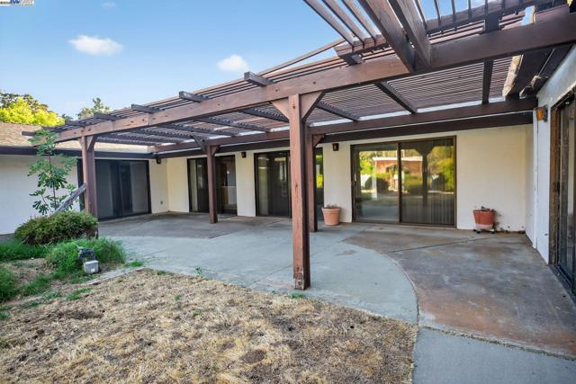 20521 Upper Hillview Dr, Sonora CA: https://media.crmls.org/mediaz/34d27d20-4093-4caf-8c42-9c471a8b6ac8.jpg