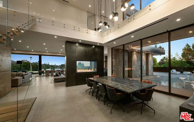 1140 Summit Drive, Beverly Hills CA: https://media.crmls.org/mediaz/34d2faab-9cff-4e0b-9765-b98001b17fcc.jpg