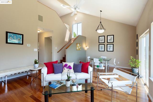 10353 Royal Oak Rd, Oakland CA: https://media.crmls.org/mediaz/34d4c32f-a31d-4c49-97a9-07c2fd363788.jpg
