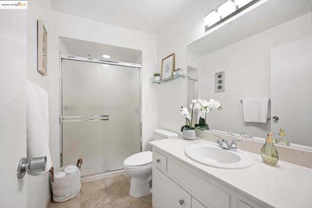 5405 Carlton St, Oakland CA: https://media.crmls.org/mediaz/34d85b59-36d3-4205-a326-d474f62281c4.jpg