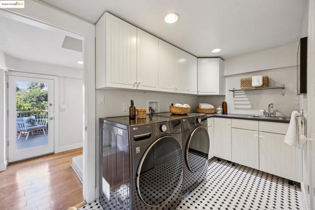 700 Longridge Rd, Oakland CA: https://media.crmls.org/mediaz/34db4510-f8a5-4f9e-917c-1833fe7f55bb.jpg