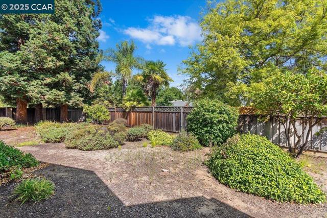 2323 Grosvenor Heights Ct, Livermore CA: https://media.crmls.org/mediaz/34db9f49-87c3-4608-9026-9f4fca97fe6a.jpg