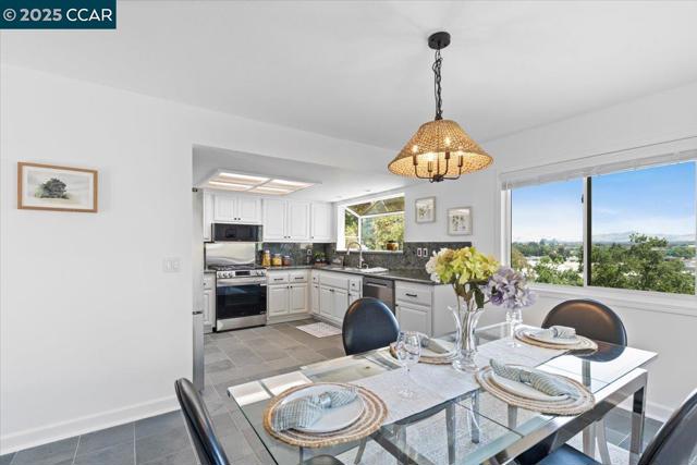 491 Camelback Rd, Pleasant Hill CA: https://media.crmls.org/mediaz/34dc2f98-bc1e-4901-b7ce-11d2331dc5e9.jpg