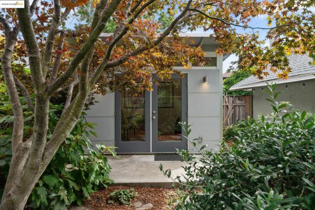 408 Euclid Ave, Oakland CA: https://media.crmls.org/mediaz/34dc894b-4f2d-4f35-86fd-44779f4e5693.jpg